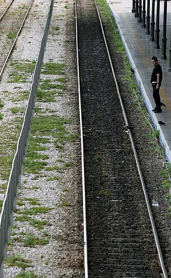 Vereinsamte Bahnhöfe, leer stehende Busse, Autolawinen in den Straßen: Streiks legen öffentlichen Verkehr in Athen lahm. Die Bilder.