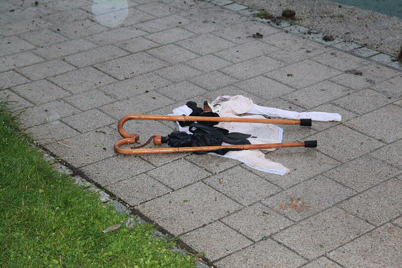 In einem im Tegernsee versunkenen Auto ist am Mittwochabend ein Rentner umgekommen, eine Frau wurde schwer verletzt. Nach Angaben der Polizei hatte die 91 Jahre alte Fahrerin in Rottach-Egern (Landkreis Miesbach) bei ihrem Automatikwagen die Pedale verwechselt und war dadurch im See gelandet, das Fahrzeug ging zwei bis drei Meter unter. Die Einsatzkräfte konnten die drei Insassen bergen, für einen 87 Jahre alten Mann kam allerdings jede Hilfe zu spät. Die Bilder von der Unfallstelle.