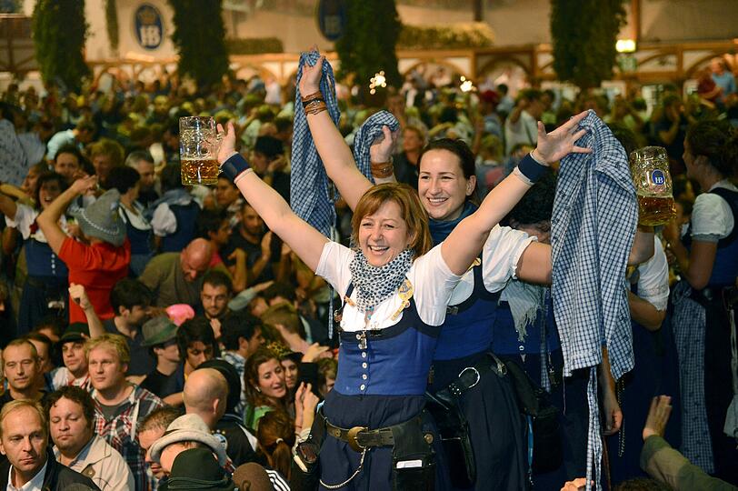 Die emotionalsten Bilder vom Wiesn-Kehraus: Bedienungen feiern am 07.10.2012 in München den traditionellen Kehraus im Höfbräu-Festzelt und beschließen damit ihre arbeitsreiche Zeit auf dem Oktoberfest. Nach 14-tägiger Dauer ging am Sonntag das 179. Oktoberfest zu Ende.