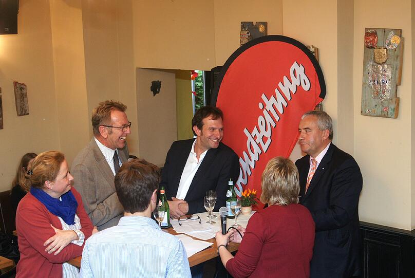 Einen breiten Raum in der lebhaften Diskussion nahm auch die Benachteiligung für die Kinder aus sozial schwachen Schichten ein. So beklagte André Candidus von den bayerischen SPD-Schülern: &bdquo;Es ist nicht gerecht, dass Kinder aus Arbeiterfamilien eine sechs mal schlechtere Chance haben, das Gymnasium zu besuchen.&ldquo;