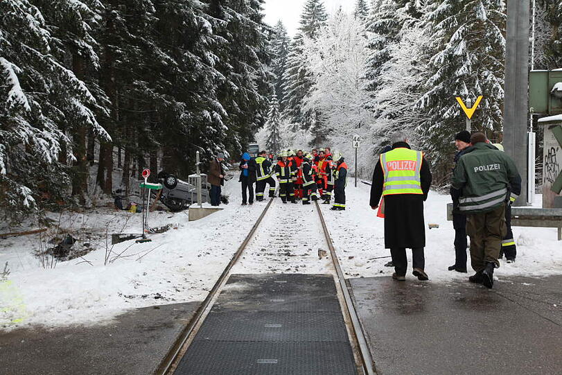 Am Bahnübergang zwischen Piesenkam und Warngau rammt ein Regionalzug ein Auto. Ein Mensch stirbt, weitere werden eingeklemmt.