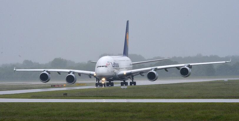 Der Anflug des Airbus A380-800 der Lufthansa, in dem die Bayern-Stars sitzen.