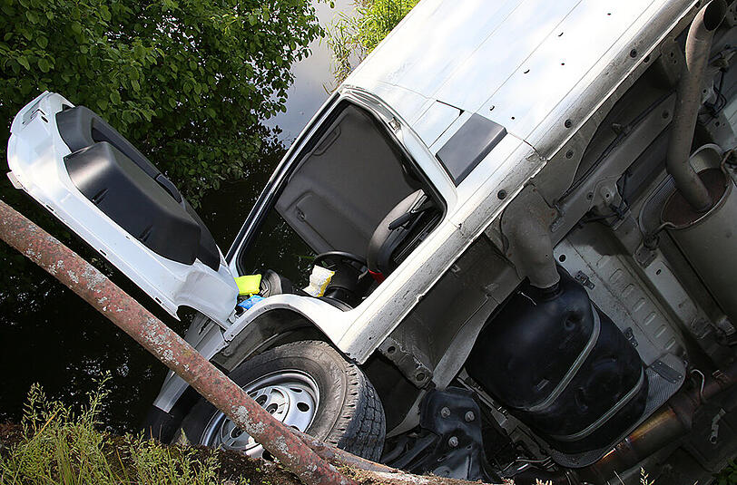 An einer Engstelle stießen ein Transporter und ein Traktor zusammen - der Pkw landete im Bach. Die Bilder.