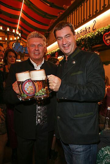 Hier stößt OB Reiter mit Markus Söder an.