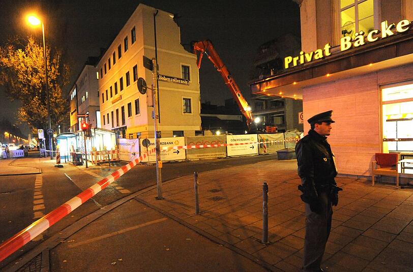 Mit Flatterband abgesperrt: Der Bereich um die einsturzgefährdete Fassade in der Leopoldstraße