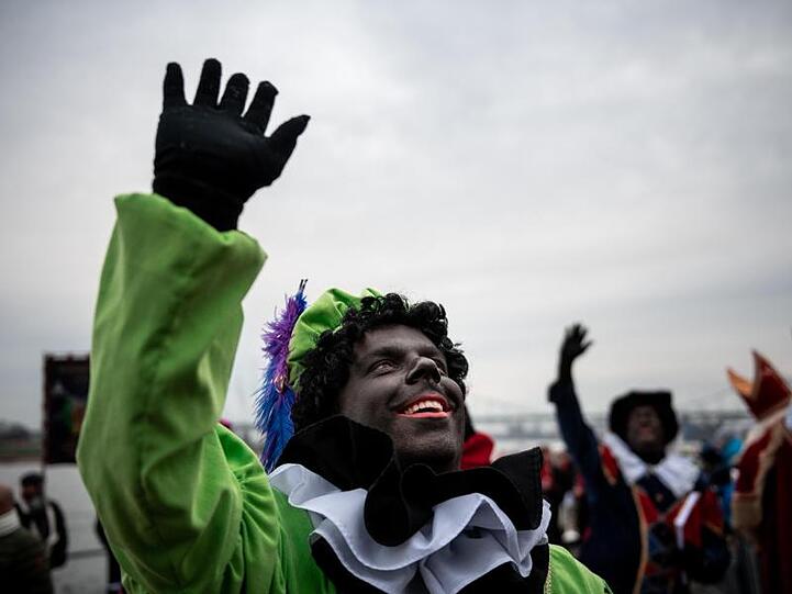 Der Sinterklaas (Nikolaus) aus Venlo kommt mit mehreren "Zwarten Piets" (Schwarze Peter) im Gefolge mit dem Boot an. "Blackface" und Behauptungen über eine jüdische Kontrolle der Welt sollen bei Facebook künftig gelöscht werden.