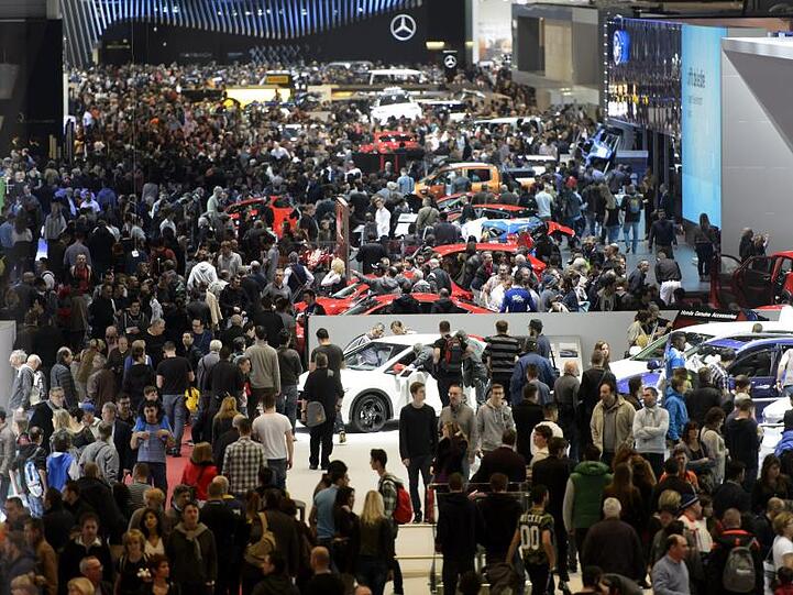 Volles Haus beim Genfer Autosalon im Jahr 2015. Die Schweiz untersagt alle Großveranstaltungen mit mehr als 1000 Menschen.