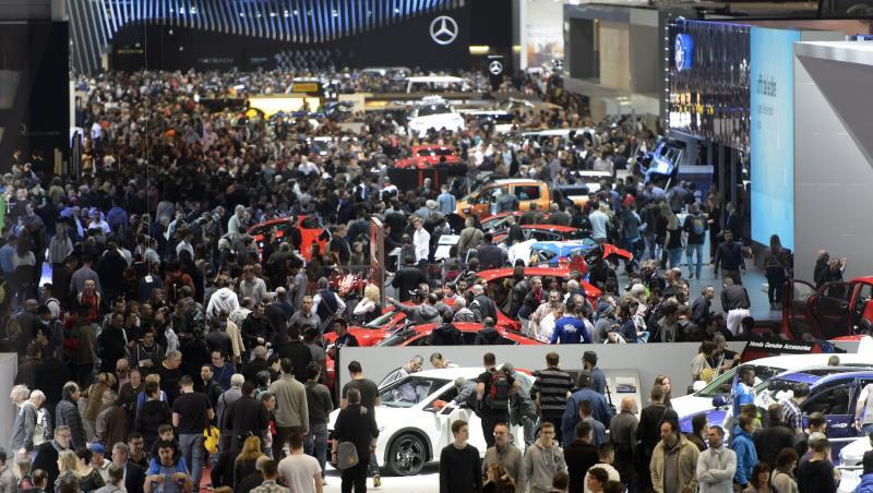 Volles Haus beim Genfer Autosalon im Jahr 2015. Die Schweiz untersagt alle Großveranstaltungen mit mehr als 1000 Menschen. Volles Haus beim Genfer Autosalon im Jahr 2015. Die Schweiz untersagt alle Großveranstaltungen mit mehr als 1000 Menschen.