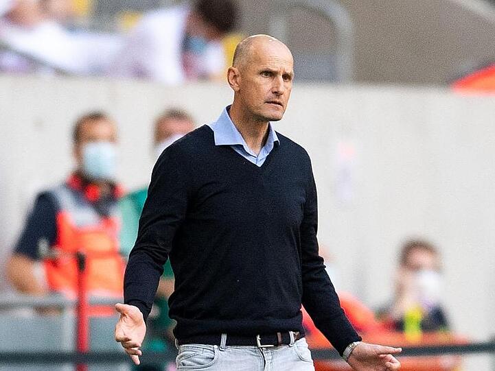 Augsburgs Trainer Heiko Herrlich reagiert während der Partie. Foto: Marius Becker/dpa