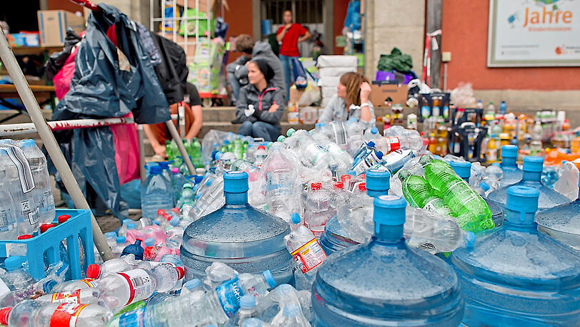 Viele Hilfsgüter müssen verteilt werden, vor allem Wasser und Lebensmittel. Viele Hilfsgüter müssen verteilt werden, vor allem Wasser und Lebensmittel.