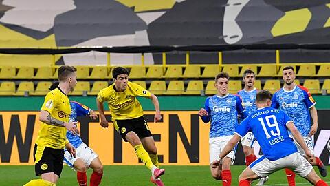 Giovanni Reyna (3.v.l.) brachte Dortmund auf die Siegerstraße.