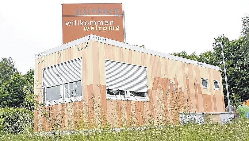 Willkommen in Nürnberg: Auf deutsch und englisch werden die Kreuzfahrt-Gäste am Hafen begrüßt. Das ist neu. Ebenso wie die künstlerische Gestaltung des Containers der Hafenaufsicht mit freundlichen Farben und der Silhouette der Burg. Willkommen in Nürnberg: Auf deutsch und englisch werden die Kreuzfahrt-Gäste am Hafen begrüßt. Das ist neu. Ebenso wie die künstlerische Gestaltung des Containers der Hafenaufsicht mit freundlichen Farben und der Silhouette der Burg.