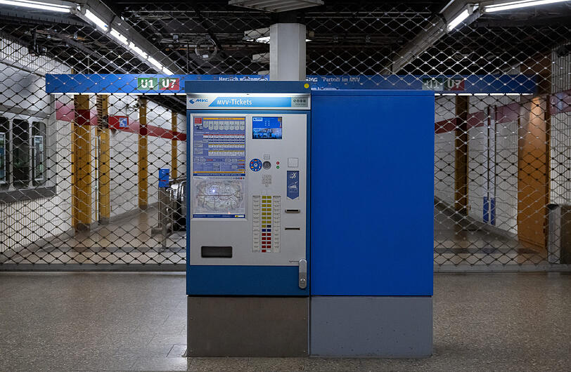 Ein Bild von Donnerstagmorgen: Weil die U-Bahn zunächst überhaupt nicht fuhr, wurden die Bahnhöfe abgesperrt. Das dürfte sich zumindest bei einigen jetzt ändern, die U6 hat inzwischen den Betrieb aufgenommen.