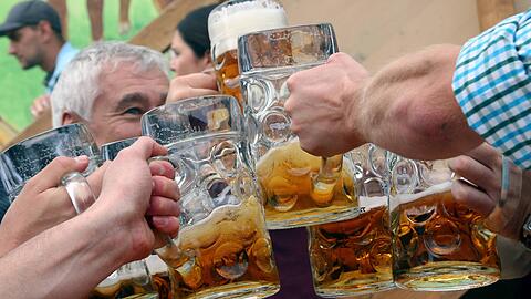 Wie hygienisch sind die Maßkrüge auf der Wiesn? Darüber gibt es unterschiedliche Meinungen.