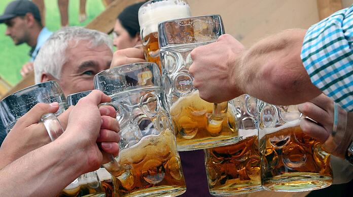 Wie hygienisch sind die Maßkrüge auf der Wiesn? Darüber gibt es unterschiedliche Meinungen.
