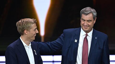 Bayerns Ministerpr&auml;sident Markus S&ouml;der und M&uuml;nchens Oberb&uuml;rgermeister Dominik Krause freuen sich &uuml;ber den Zuschlag f&uuml;r M&uuml;nchen.