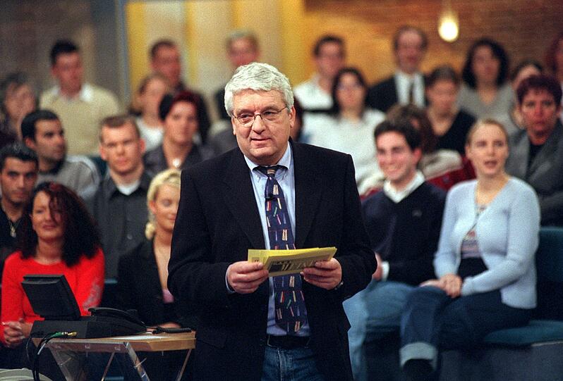 Der Vorreiter unter den Talkshows: 1992 startete die tägliche Show mit Hans Meiser, in der keine Prominente, sondern normale Menschen über Alltagsthemen redeten. 2001 musste sie wegen schlechter werdenden Quoten abgesetzt werden, dennoch gehört die Show zu den meistgesehenen aller Zeiten, erhielt sogar die "Goldene Kamera" und einen "Bambi". Danach moderierte Hans Meiser das Quiz "Einundzwanzig!" und die Pannenshow "Life! Dumm gelaufen"