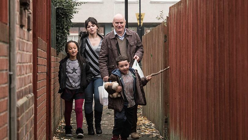Neue Freude und Freunde: Katie (Hayley Squires) mit ihren Kindern und Daniel Blake (Dave Johns). Neue Freude und Freunde: Katie (Hayley Squires) mit ihren Kindern und Daniel Blake (Dave Johns).