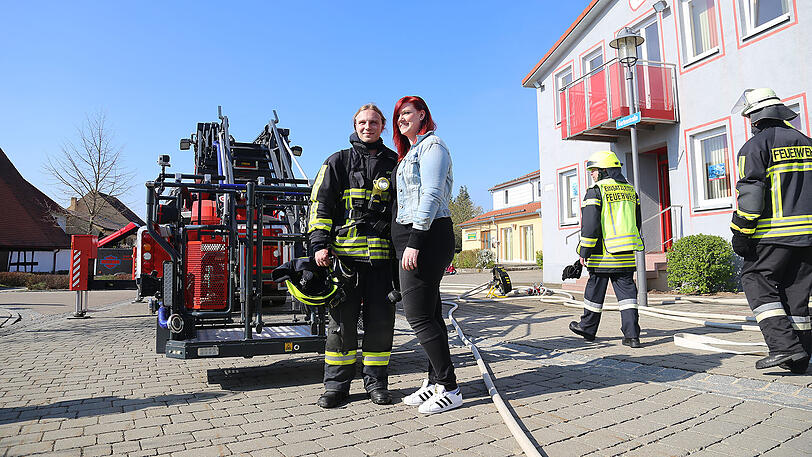 Die Feuerwehr-Übung diente ausschließlich dem Antrag von Sebastian. Seine Liebste Lisa war total überrascht und war bis zuletzt ahnungslos. Die Kameraden hielten dicht.