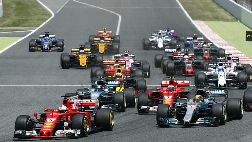 Liefern sich in der Formel-1-WM ein Kopf-an-Kopf-Rennen: Sebastian Vettel (l) und Lewis Hamilton.