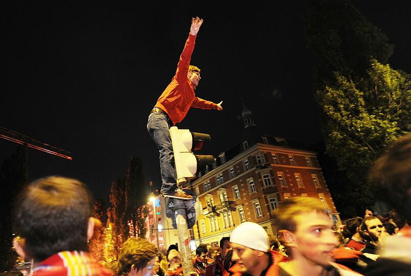 So ausgelassen feiern die Fans auf der Leopoldstraße den Bayern-Sieg. Die Bilder