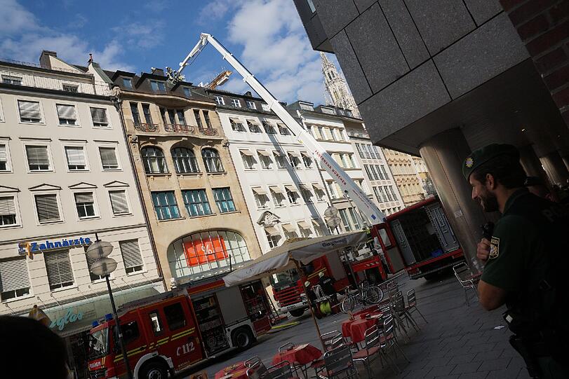Brand in der Kaufingerstraße am Dienstagnachmittag: Die Feuerwehr rückte mit Drehleitern an.