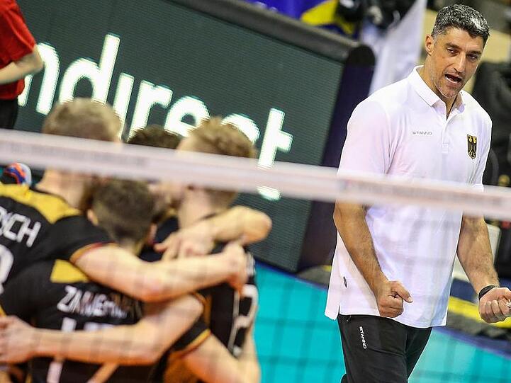 Deutschlands Trainer Andrea Giani will mit seinen Volleyballern ins Finale der Olympia-Qualifikation einziehen.