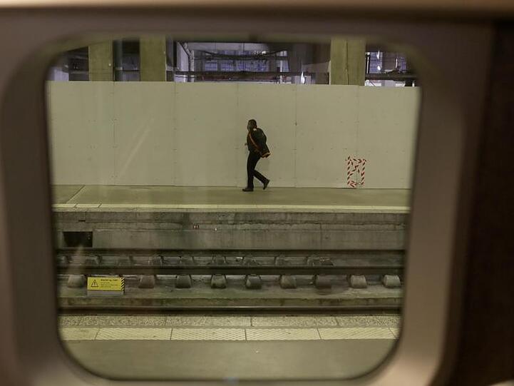 Ein Mann geht auf einem Bahnsteig am Bahnhof Gare Montparnasse in Paris. Die massiven Streiks gegen die geplante Rentenreform, die am Donnerstag begonnen und den öffentlichen Verkehr im Land fast komplett lahmgelegt, gehen weiter.