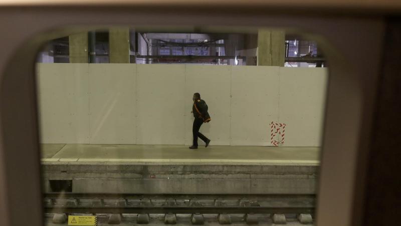 Ein Mann geht auf einem Bahnsteig am Bahnhof Gare Montparnasse in Paris. Die massiven Streiks gegen die geplante Rentenreform, die am Donnerstag begonnen und den öffentlichen Verkehr im Land fast komplett lahmgelegt, gehen weiter. Ein Mann geht auf einem Bahnsteig am Bahnhof Gare Montparnasse in Paris. Die massiven Streiks gegen die geplante Rentenreform, die am Donnerstag begonnen und den öffentlichen Verkehr im Land fast komplett lahmgelegt, gehen weiter.