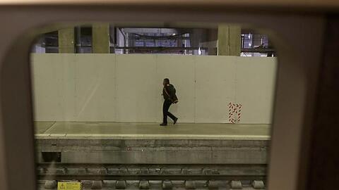 Ein Mann geht auf einem Bahnsteig am Bahnhof Gare Montparnasse in Paris. Die massiven Streiks gegen die geplante Rentenreform, die am Donnerstag begonnen und den öffentlichen Verkehr im Land fast komplett lahmgelegt, gehen weiter.