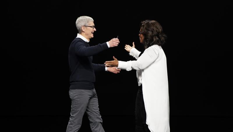 Tim Cook, Vorstandsvorsitzender von Apple, und Oprah Winfrey, Moderatorin aus den USA, begrüßen sich bei der Vorstellung neuer Apple-Produkte auf der Bühne. Apple hat einen eigenen Video-Streamingdienst mit dem Namen "Apple TV Plus" vorgestellt. Tim Cook, Vorstandsvorsitzender von Apple, und Oprah Winfrey, Moderatorin aus den USA, begrüßen sich bei der Vorstellung neuer Apple-Produkte auf der Bühne. Apple hat einen eigenen Video-Streamingdienst mit dem Namen "Apple TV Plus" vorgestellt.