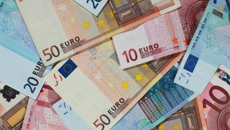 Euro-Banknoten liegen übereinander gestapelt.
