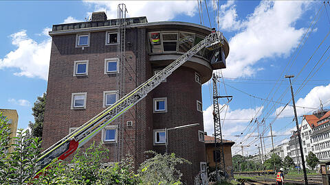 Die Feuerwehr musste erst auf DB-Spezialisten warten.