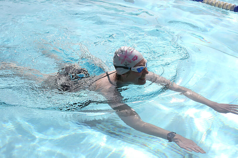 Esra Mayr beim Anbaden im Schyrenbad.