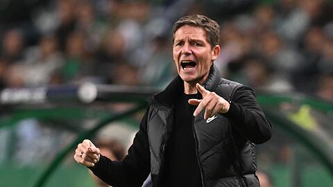 Frankfurt-Trainer Oliver Glasner gibt Anweisungen.