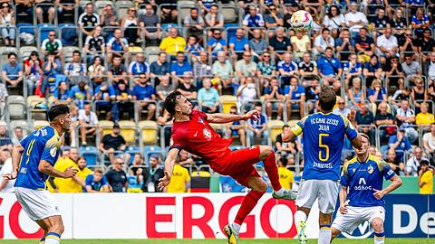 Haris Tabakovic (2.v.l) traf per Fallrückzieher in Jena.