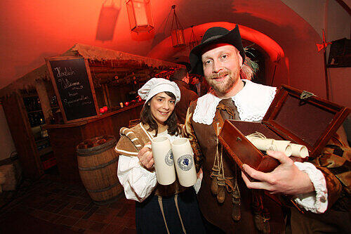 Gastgeber im Gewölbe: das &bdquo;Ehepaar Hagendorf&ldquo; &ndash; alias Agnes Schreiber und Holger Trautmann.