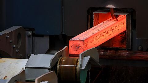 Die deutsche Stahlindustrie leidet unter der Krise in Abnehmerbranchen, vor allem der Autoindustrie. (Archivbild)