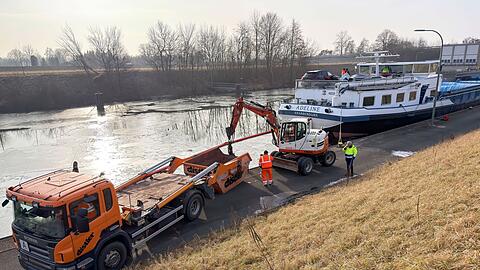 Nach der Havarie eines G&uuml;terschiffs auf dem Main-Donau-Kanal im Kreis Forchheim war der Schiffsverkehr dort zwischenzeitlich eingestellt.