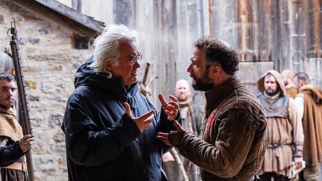 Im Fr&auml;nkischen Freilandmuseum sprechen Regisseur Paul Greengrass und Schauspieler Cosmo Jarvis &uuml;ber die Dreharbeiten. (Handout)