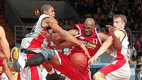 Wuchtiger Center und beliebter Spaßvogel: Darius Hall. Wuchtiger Center und beliebter Spaßvogel: Darius Hall.