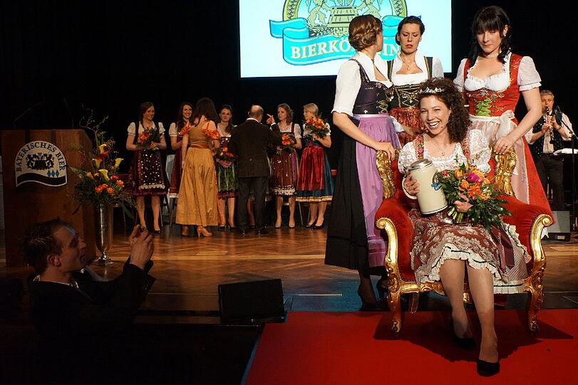 Das ist die neue bayerische Bierkönigin: Maria Krieger posiert mit der Jury auf ihrem Thron.
