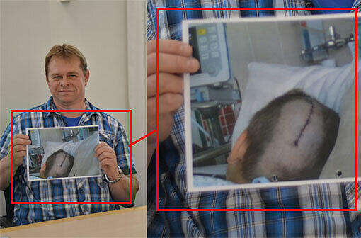 Vater Mathias S. (43) zeigt im Gerichtssaal ein Foto von seinem Sohn nach dem Bootsunfall.