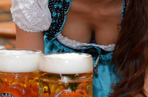 Eine Wiesnbedienung hat auf dem Oktoberfest einen Maßkrug an den Kopf geschleudert bekommen.