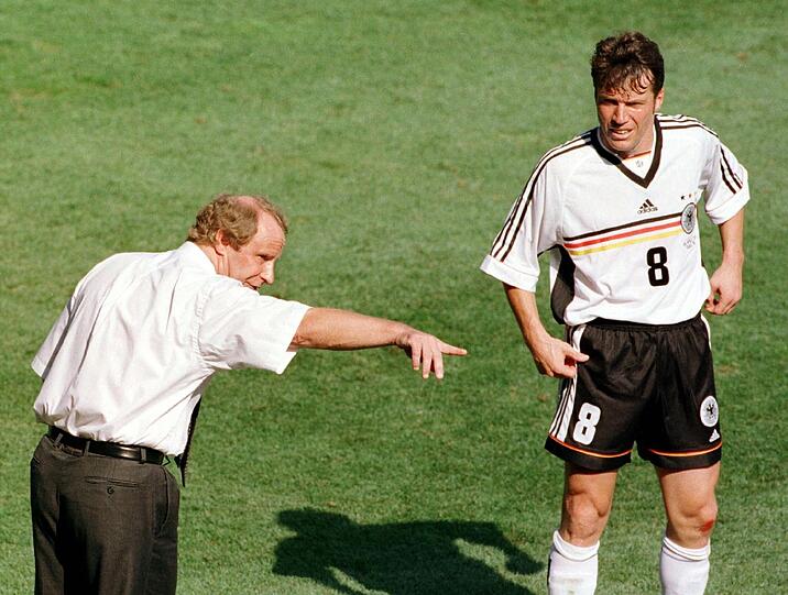 WM 1998 in Frankreich: Wieder nur Viertelfinale. Mit dem Trikot geht&rsquo;s farblich einen Schritt zurück. "Ein Kompromiss", findet Braem. Amin: "Eine halbherzige Rückkehr zu altem Glanz."