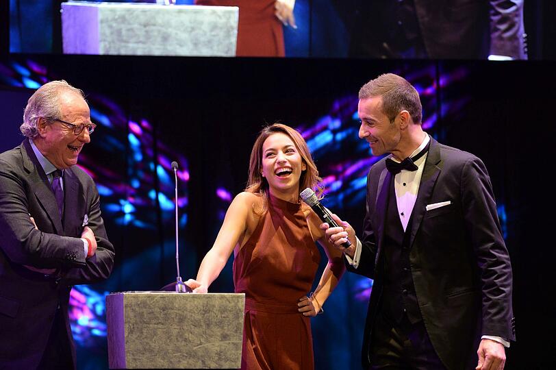 Gizem Emre mit Moderator Kai Pflaume
