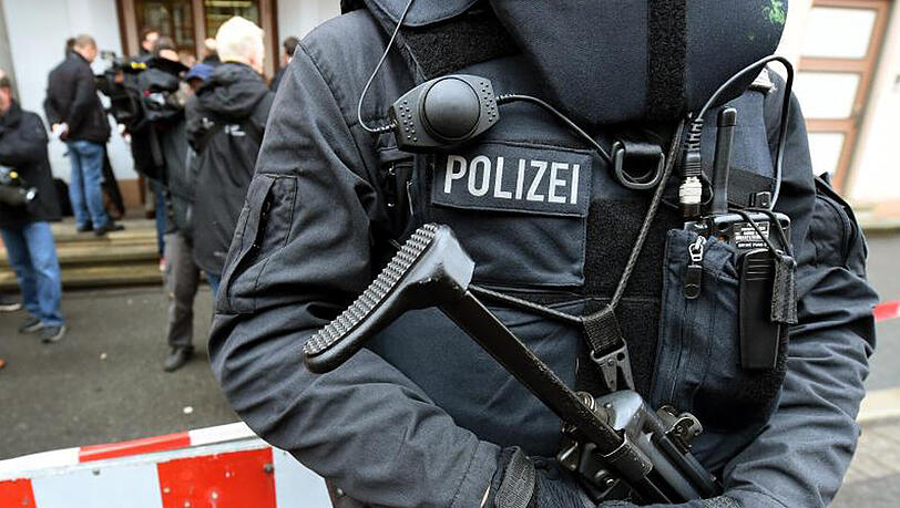 Polizisten sichern im Oktober 2016 zum Prozessauftakt gegen Safia S. das Oberlandesgericht in Celle (Niedersachsen). Polizisten sichern im Oktober 2016 zum Prozessauftakt gegen Safia S. das Oberlandesgericht in Celle (Niedersachsen).