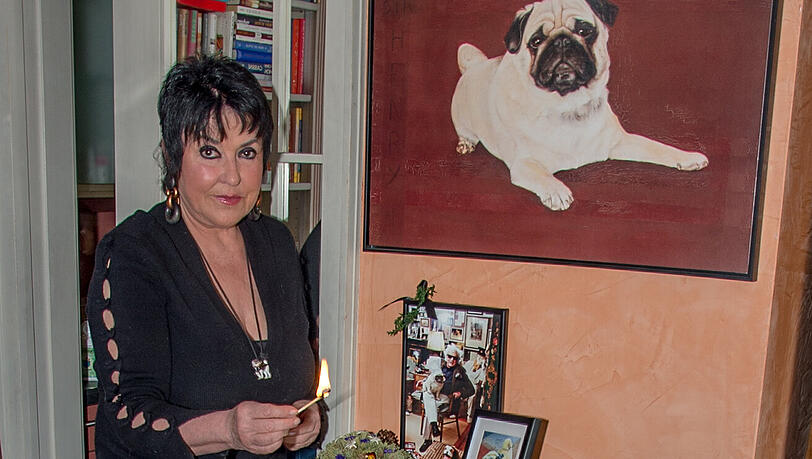 Uschi Ackermann beim Anzünden der Kerzen auf dem Sir-Henry-Altar.