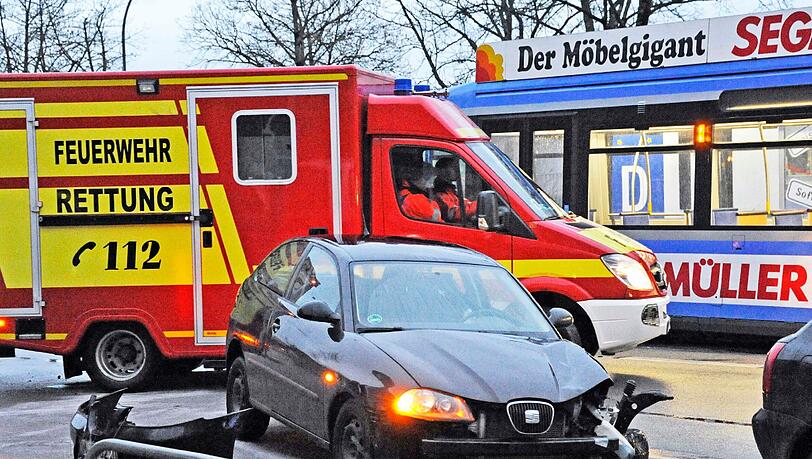 Mit einer Tram ist in München ein Kleinwagen kollidiert. Mit einer Tram ist in München ein Kleinwagen kollidiert.