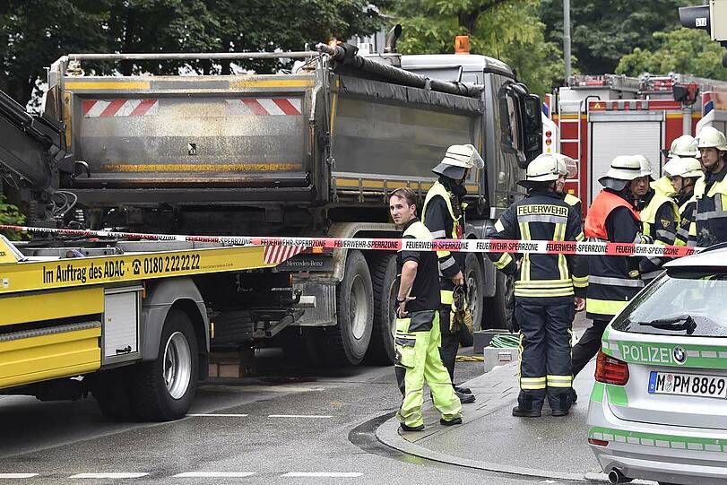 In der Humboldtstraße wurde eine 88-Jährige von einem Lkw überrollt. Die Frau starb später im Krankenhaus. Bilder vom vergeblichen Rettungseinsatz.